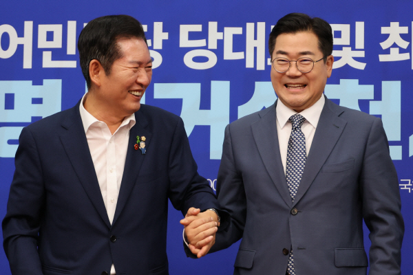 ▲ 더불어민주당 정청래·박찬대 당대표 후보가 지난 15일 서울 여의도 국회에서 열린 공명선거 실천 서약식에서 서약문에 서명한 뒤 손을 잡고서 기념촬영 하고 있다. ⓒ연합뉴스