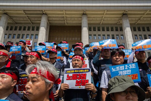 ▲지난달 21일 노조법2·3조개정운동본부 등은 국회 앞에서 노조법 2․3조 개정안 즉각 통과를 요구하며 국회 농성 돌입 기자회견을 열었다. ⓒ노동과세계