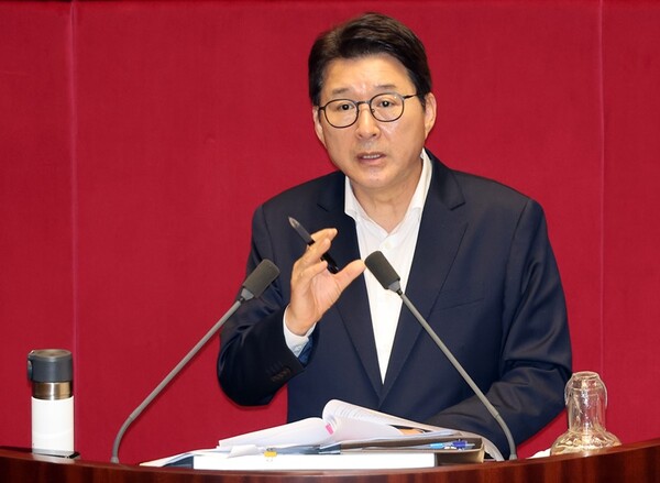 ▲신동욱 국민의힘 의원이 4일 국회 본회의에서 방송3법 (방송법·방송문화진흥회법·한국교육방송공사법 개정안)에 관한 무제한 토론을 하고 있다. ⓒ연합뉴스