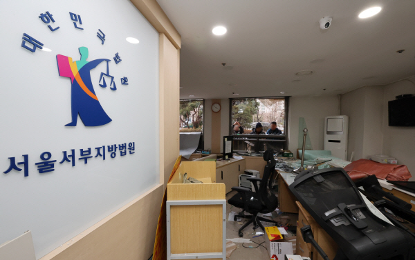 ▲ 윤석열 대통령이 내란 우두머리 혐의로 구속되자 일부 윤 대통령 지지자들이 서울서부지방법원 내부로 난입해 불법폭력사태를 일으킨 1월19일 오후 서부지법 내부가 파손돼 있다. ⓒ연합뉴스