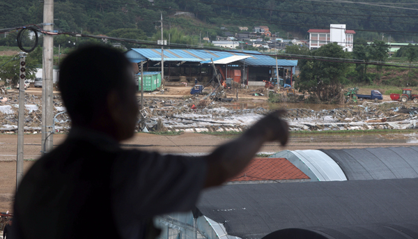 ▲ 7월21일 오전 경남 산청군 신안면에서 한 농민이 최근 내린 폭우로 파손된 마을 딸기 재배 비닐하우스를 바라보고 있다. ⓒ연합뉴스