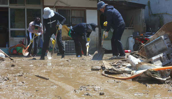 ▲ 7월22일 경남 산청군 산청읍 모고리에서 경남도청 소속 공무원이 최근 집중호우로 침수된 주택의 수해복구 작업을 하고 있다. ⓒ연합뉴스