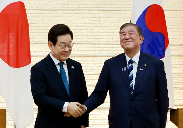▲ 이재명 대통령과 이시바 시게루 일본 총리가 23일 일본 도쿄 총리 관저에서 열린 한일 정상 공동 언론 발표를 마친 뒤 악수하고 있다. ⓒ연합뉴스
