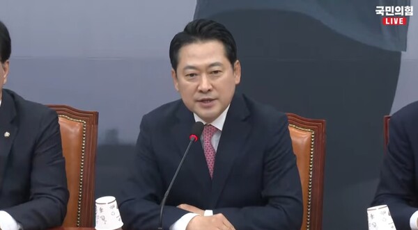 ▲장동혁 국민의힘 대표가 28일 최고위원회의에서 윤석열 전 대통령이 정신적 지주 역할을 하느냐는 등의 정청래 더불어민주당 대표의 공개 질의에 왜곡과 망상으로 점철된 정치공세라고 반박하고 있다. 사진=국민의힘 영상 갈무리