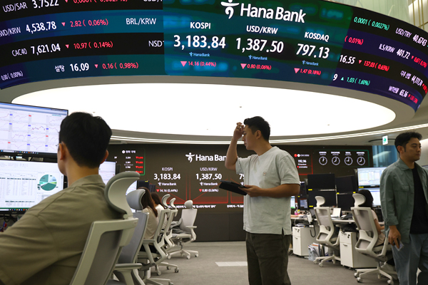 ▲ 서울 하나은행 본점 딜링룸에서 딜러들이 업무를 보고 있다. ⓒ연합뉴스