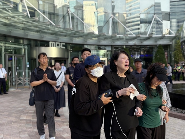 ▲고 오요안나 MBC 보도국 기상캐스터 추모 위령재가 진행된 지난 6월10일 오후 7시, 고 오요안나 캐스터가 직장 내 괴롭힘을 호소했던 서울 마포구 상암동 MBC 사옥 입구 앞에서 어머니 장연미씨가 오열했다. 사진=윤유경 기자.