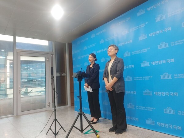 ▲강미정 조국혁신당 대변인과 강미숙 고문이 4일 당내 성비위를 고발하는 기자회견을 한 뒤 백브리핑을 하고 있다. 사진=조현호 기자