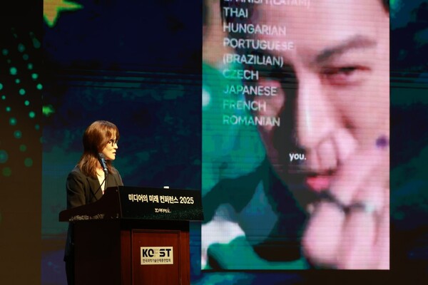 ▲최민디 넷플릭스 한국어 더빙 시니어 매니저가 4일 서울 강남구 과학기술컨벤션센터 국제회의실에서 미디어오늘이 주최하는 미디어의 미래 컨퍼런스에서 발표를 진행했다. 사진=김용욱 기자