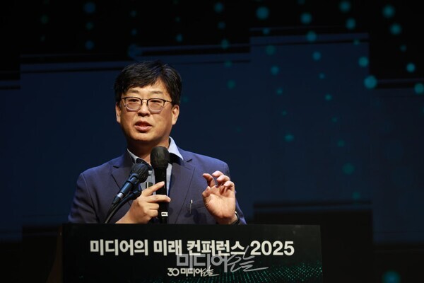 ▲ 조영신 bLanC 대표가 4일 미디어오늘이 주최하는 미디어의 미래 콘퍼런스에서 발표하는 모습. 사진=김용욱 기자