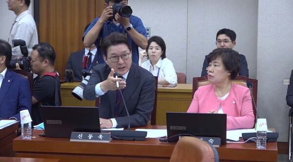 ▲신동욱 국민의힘 의원이 10일 국회 법사위에서 사과하라는 박은정 조국혁신당 의원을 향해 성추행당이나 똑바로 하고 오라고 언쟁을 하고 있다. 사진=미디어오늘 영상 갈무리