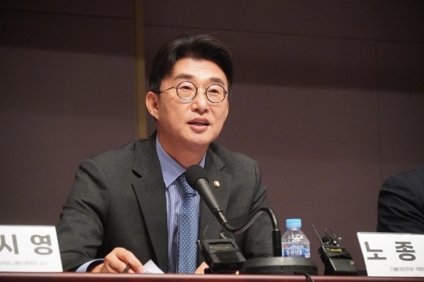 ▲2025년 9월 15일 서울 중구 한국프레스센터에서 방송기자연합회·전국언론노동조합·한국기자협회·한국PD연합회 주최로 ‘허위정보 배액배상 어떻게 봐야 하나’ 토론회가 진행되고 있다. 사진은 노종면 더불어민주당 의원. 사진=전국언론노동조합