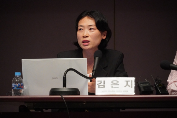 ▲2025년 9월 15일 서울 중구 한국프레스센터에서 방송기자연합회·전국언론노동조합·한국기자협회·한국PD연합회 주최로 ‘허위정보 배액배상 어떻게 봐야 하나’ 토론회가 진행되고 있다. 사진은 김은지 한국기자협회 부회장(시사인 기자). 사진=전국언론노동조합
