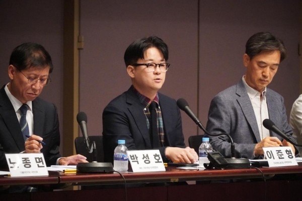 ▲2025년 9월 15일 서울 중구 한국프레스센터에서 방송기자연합회·전국언론노동조합·한국기자협회·한국PD연합회 주최로 ‘허위정보 배액배상 어떻게 봐야 하나’ 토론회가 진행되고 있다. 왼쪽부터 박성호 방송기자연합회장, 이준형 언론노조 정책전문위원, 심석태 세명대 저널리즘대학원 교수(한국언론법학회장). 사진=전국언론노동조합