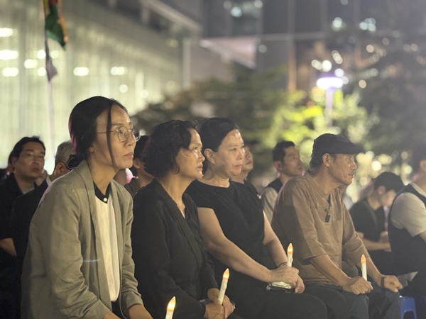 ▲ 고 오요안나 MBC 보도국 기상캐스터가 세상을 떠난 지 1년이 된 15일 오후 7시 서올 마포구 상암동 MBC 사옥 앞이자 고인 어머니의 단식 농성장 앞에서 진행된 추모문화제 현장. 사진=윤유경 기자.