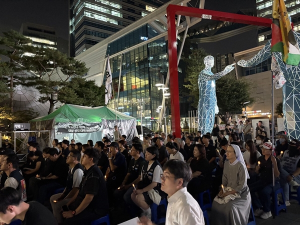 ▲ 고 오요안나 MBC 보도국 기상캐스터가 세상을 떠난 지 1년이 된 15일 오후 7시 서올 마포구 상암동 MBC 사옥 앞이자 고인 어머니의 단식 농성장 앞에서 진행된 추모문화제 현장. 사진=윤유경 기자.