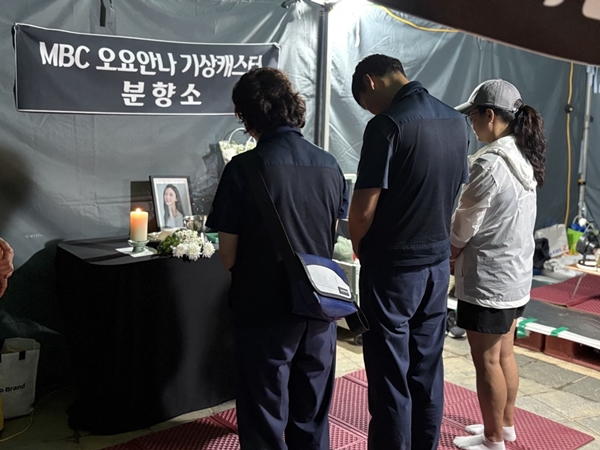 ▲ 참여자들은 고인에게 헌화하며 2시간30분여 이어진 추모문화제를 마무리했다. 사진=윤유경 기자.