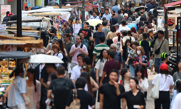 ▲ 8월31일 서울 명동에 시민들로 붐비고 있다. ⓒ연합뉴스