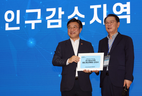 ▲ 윤호중 행정안전부 장관(왼쪽)이 8월29일 정부세종컨벤션센터에서 열린 인구감소지역 시장·군수·구청장 정책간담회에서 인구감소지역 협의회 회장인 송인헌 충북 괴산군수로부터 지방소멸대응기금 확대 등 25건의 건의 내용이 담긴 건의서를 전달받고 있다. ⓒ연합뉴스