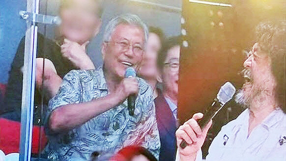 ▲ 지난 6월29일 인천 영종도 인스파이어 아레나에서 열린 '더파워풀' 토크콘서트에 참석한 문재인 전 대통령이 김어준 진행자. 온라인 커뮤니티 갈무리.