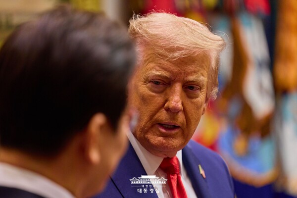 ▲이재명 대통령을 바라보는 트럼프 미국 대통령. 사진=대통령실