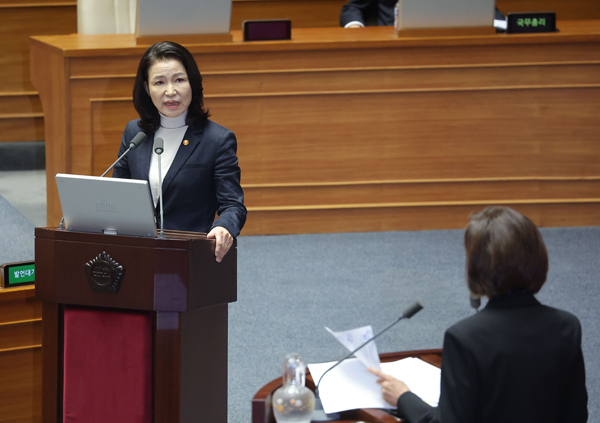 ▲ 이진숙 방송통신위원장이 9월18일 교육·사회·문화 분야 대정부질문이 열린 국회 본회의장에서 나경원 국민의힘 의원 질문에 답하고 있다. ⓒ연합뉴스