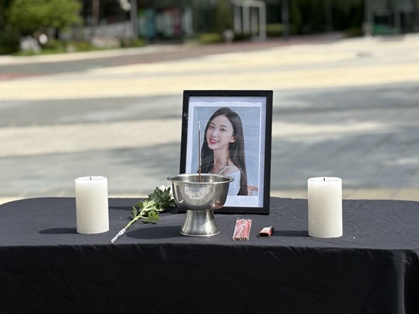 ▲ 9월8일 오전 서울 마포구 상암동 MBC 사옥 앞에서 진행된 ‘MBC 고 오요안나 기상캐스터 추모주간 투쟁선포 기자회견’ 현장에 고인의 영정사진이 놓여 있다. 사진=윤유경 기자