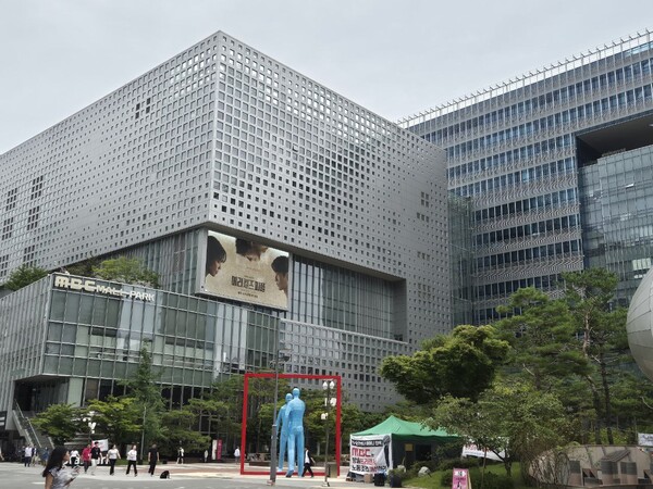 ▲서울 상암동 MBC 사옥 앞에 고 오요안나 기상캐스터 어머니의 단식농성 천막이 차려져 있다. 사진=김예리 기자