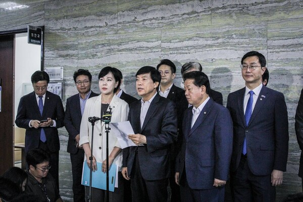 ▲이성윤 더불어민주당 의원 등 민주당 의원들이 지난 18일 내란전담재판부 설치법안을 발의한 뒤 백브리핑을 하고 있다. 사진=이성윤 페이스북