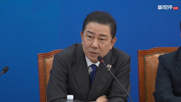 ▲김병기 더불어민주당 원내대표가 21일 취임 100일 기자간담회에서 언론개혁이라는 네이밍을 쓰지 않겠다면서 가짜정보근절법이 맞고, 신중하게 논의해서 11월 정도에 처리하겠다고 밝히고 있다. 사진=더불어민주당 영상 갈무리