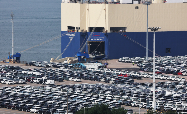 ▲지난 16일 경기도 평택항에 수출용 자동차가 세워져 있는 모습. ⓒ연합뉴스