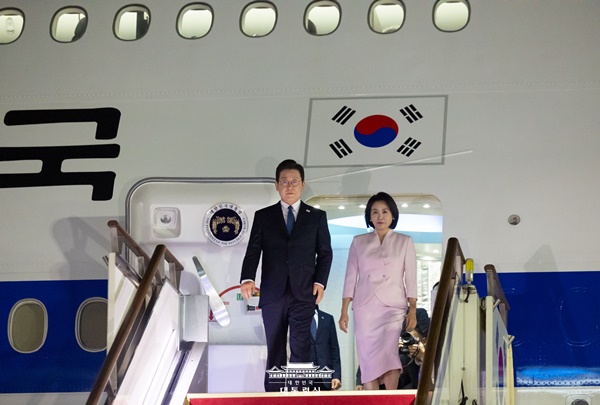 ▲ 지난달 28일 한일 한미 정상회담을 마치고 서울공항에 도착한 이재명 대통령과 김혜경 여사. 사진=대통령실