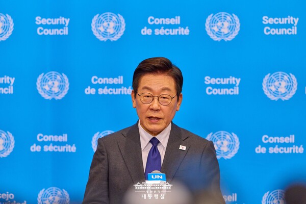 ▲이재명 대통령이 25일 유엔 안보리에서 약식 브리핑을 하고 있다. 사진=대통령실