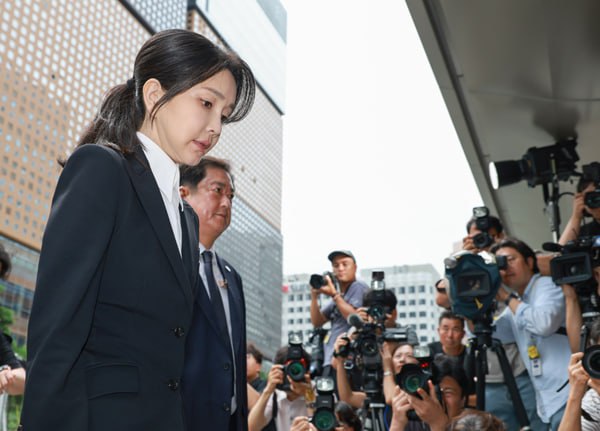 ▲ 윤석열 전 대통령 배우자 김건희 여사가 8월6일 서울 종로구 KT광화문빌딩 웨스트에 마련된 민중기 특별검사팀 사무실에 피의자 신분으로 출석하고 있다. ⓒ연합뉴스