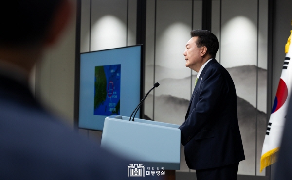▲윤석열 대통령이 2024년 6월3일 용산 대통령실 브리핑룸에서 포항 영일만 앞바다 석유·가스 매장 가능성이 높다는 첫 국정브리핑을 하고 있다. 사진=대통령실