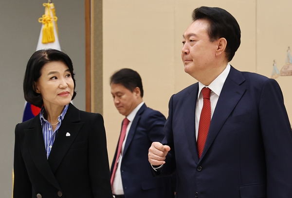 ▲ 지난해 8월1일 윤석열 대통령과 이진숙 방송통신위원장의 모습. ⓒ연합뉴스