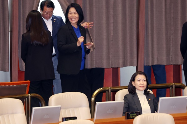 ▲더불어민주당 소속 최민희 과방위원장이 지난 27일 서울 여의도 국회에서 열린 본회의에서 방미통위 설치법에 대한 무제한토론 종결 동의의 건에 대한 투표를 하고 나와 활짝 웃고 있다. 무제한토론을 내내 굳은 표정으로 지켜보던 이진숙 위원장의 표정과 대조적이다. ⓒ연합뉴스