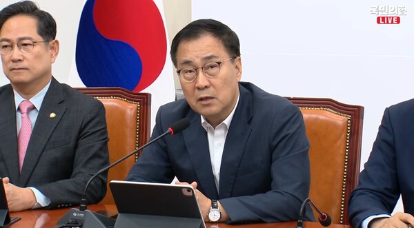 ▲최형두 국민의힘 의원이 30일 원내대책회의에서 이날 국무회의 의결 예정인 방송미디어통신위원회 설치법안 등을 두고 이진숙 몰아내기용 위헌 법률 이라며 거부권을 행사해달라고 요청하고 힜다. 사진=국민의힘 영상 갈무리