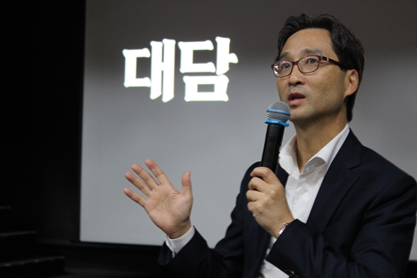 ▲ 김원장 경제 칼럼니스트(오른쪽)가 지난 22일 '미디어 먼슬리' 강연을 하는 모습. 사진=슬로우뉴스 제공.