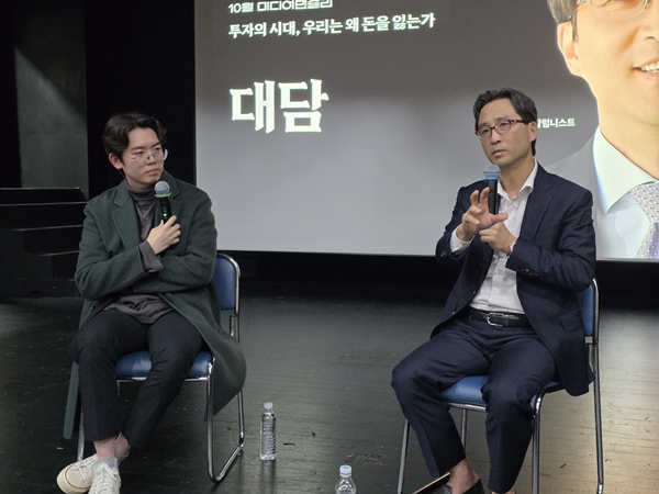 ▲ 김원장 경제 칼럼니스트(오른쪽)가 지난 22일 '미디어 먼슬리' 강연을 마친 후  박재령 미디어오늘 기자와 대담을 나누고 있다.