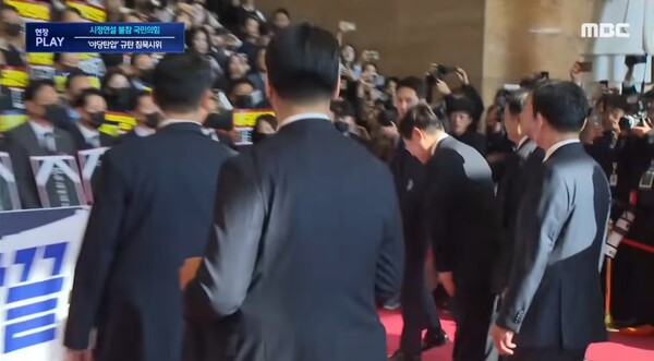 ▲이재명 대통령이 4일 국회 예산안 시정연설을 하러 본관 로텐더홀을 지나는 도중 재판받으라며 항의하는 국민의힘 의원들에 다가가 고개 숙여 인사하고 있다. 사진=MBC 영상 갈무리