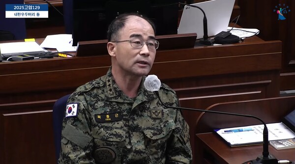 ▲곽종근 전 특수전사령관이 지난 3일 서울중앙지법 형사22부(재판장 지귀연 부장판사) 심리로 열린 윤석열 전 대통령의 내란우두머리 사건 공판에 증인으로 출석해 윤 전 대통령이 한동훈 잡아오라, 총으로 쏴서라도 죽이겠다고 했다고 증언하고 있다. 사진=서울중앙지법 영상 갈무리