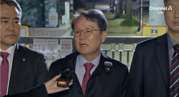 ▲윤석열 전 대통령 변호인단의 윤갑근(가운데) 변호사가 지난 3일 밤 재판후 기자회견에서 곽종근 전 특수전사령관의 증언에 반박하고 있다. 사진=채널A 영상 갈무리