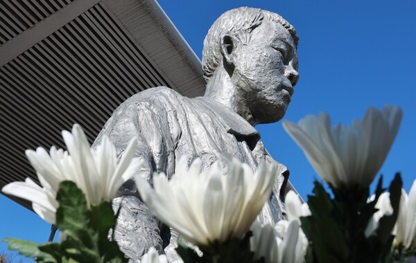 ▲서울 종로구 청계천 버들다리(전태일다리) 위에 있는 전태일 동상. 평화시장에서 재단사로 일하던 전태일 열사는 1970년 11월 13일 평화시장 앞에서 근로기준법을 준수하라고 외치며 22세의 나이에 분신했다. ⓒ연합뉴스