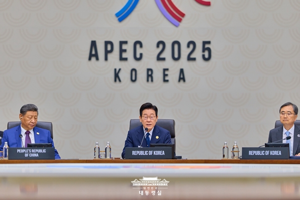 ▲ 지난 1일 APEC 정상회의 세션에 참여한 이재명 대통령(가운데). 사진=대통령실