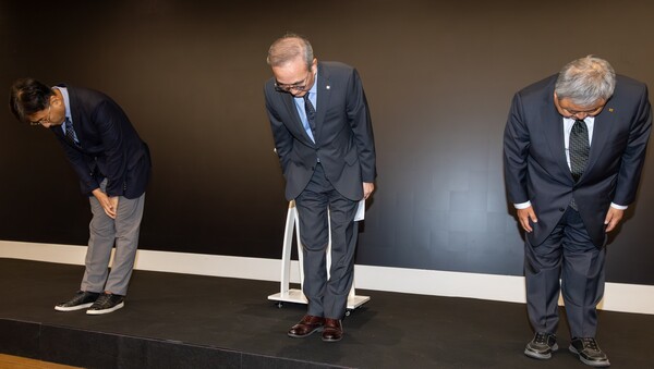 ▲지난 9월 KT 기자간담회에서 경영진이 사과하는 모습. 가운데가 김영섭 대표. 사진=KT 제공.