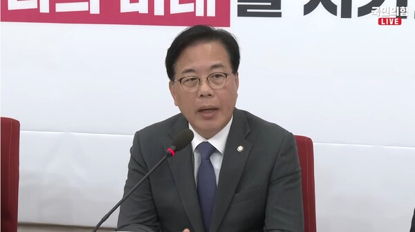 ▲ 송언석 국민의힘 원내대표가 지난 18일 현안 기자회견에서 박민영 미디어대변인의 김예지 의원 비하 발언 사태와 관련해 기자들의 질문에 답변하고 있다. 사진=국민의힘TV