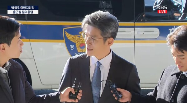 ▲박철우 서울중앙지검장이 21일 첫 출근길 문답에서 항소 포기가 적절했는지 왜 못 밝히느냐는 기자의 거듭된 질문에 언급하기 부적절하다라고 답변하고 있다. 사진=KBS 영상 갈무리