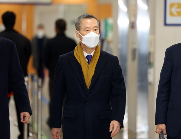 ▲법조인·언론인 등이 대장동 개발업자들로부터 금품을 받았다는 이른바 50억 클럽 당사자로 지목된 홍선근 머니투데이 회장이 1심 공판에 출석하며 법정으로 향하고 있다. ⓒ연합뉴스