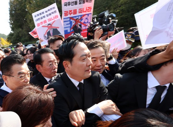 ▲국민의힘 장동혁 대표가 지난 6일 오후 광주 북구 국립5·18민주묘지에서 참배를 시도하고 있다. ⓒ연합뉴스