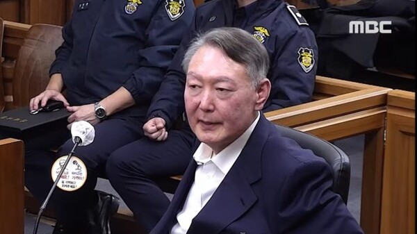 ▲지난 19일 윤석열 전 대통령이 한덕수 전 총리 내란 재판에 증인으로 출석한 모습. 사진=MBC 생중계 화면 갈무리